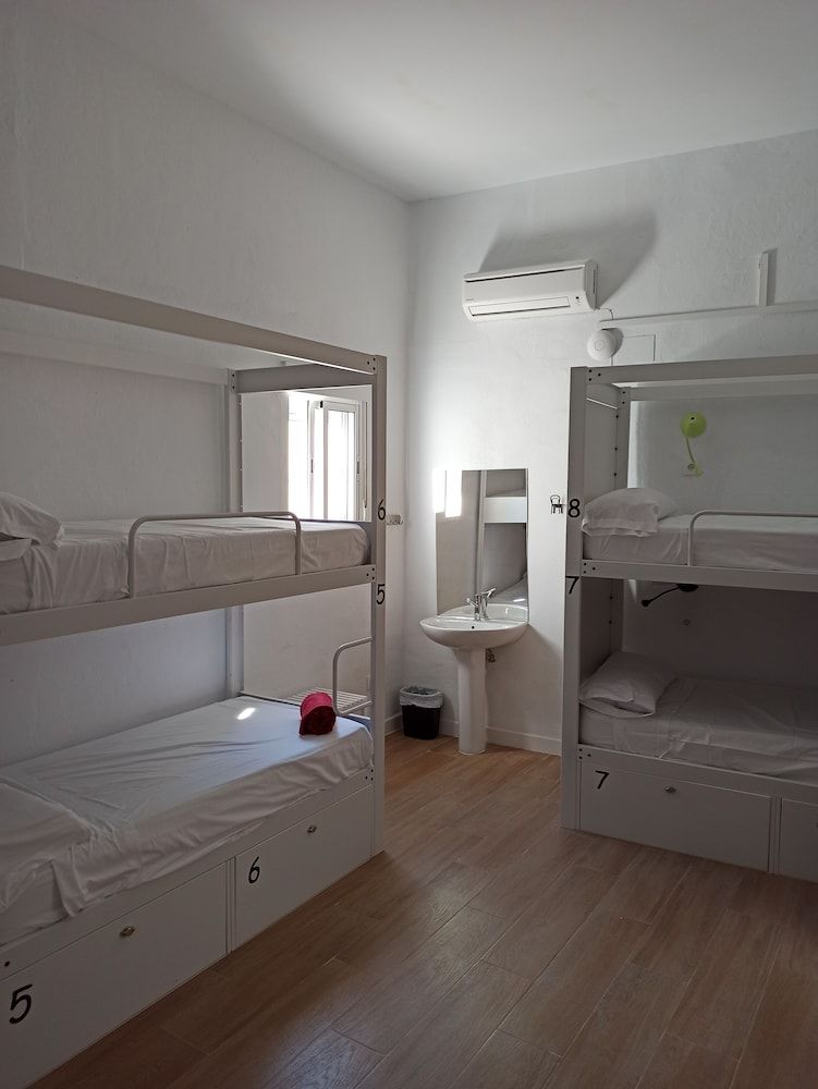Family Room, Shared Bathroom (8 people)