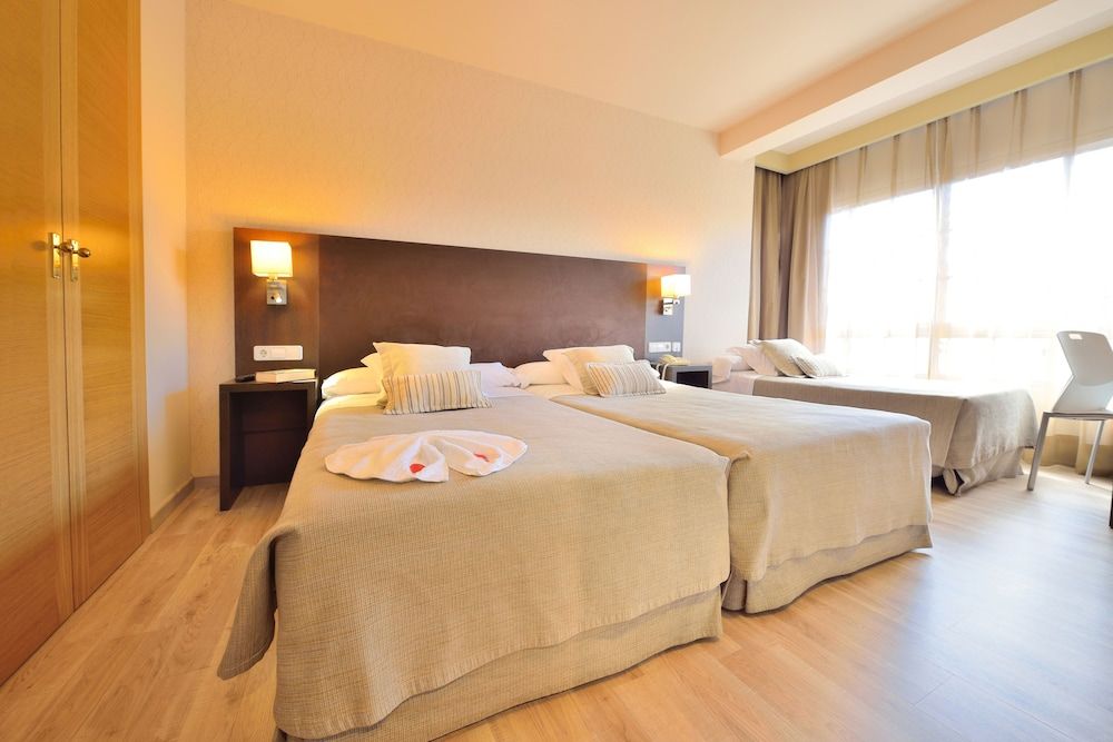 Double Room (With 2 extra Bed, adults)