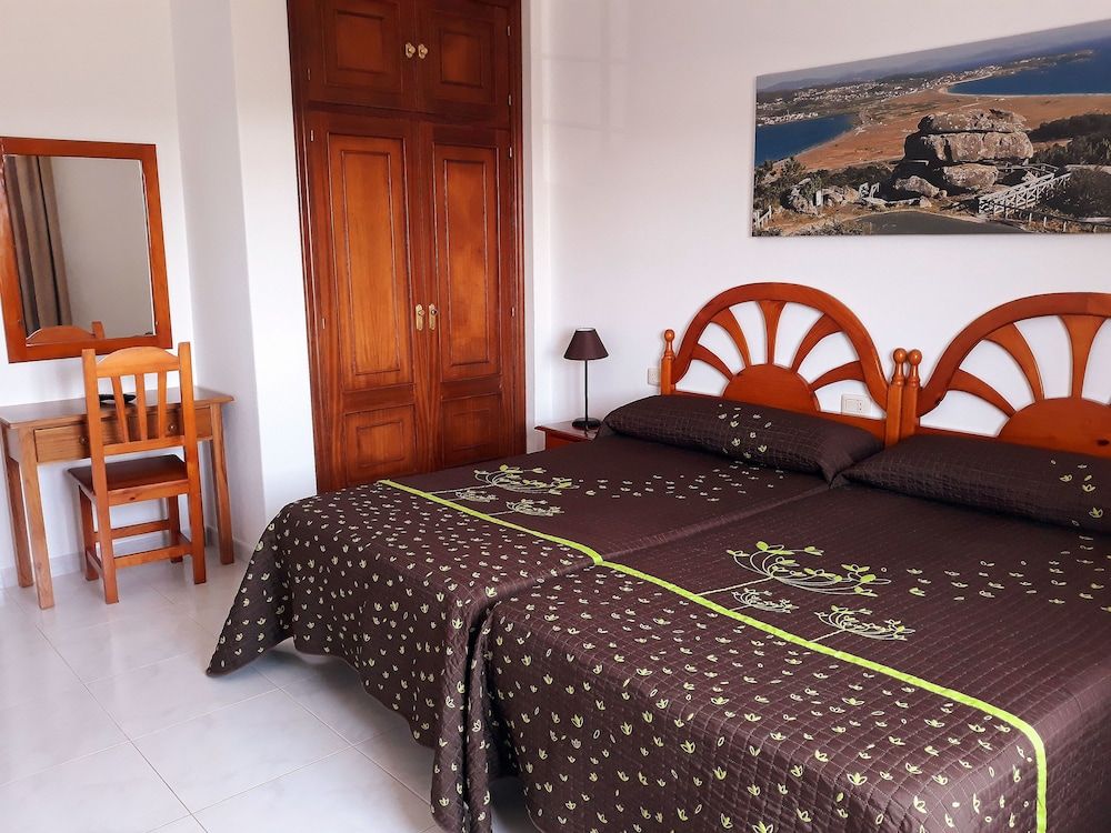 Twin Room (102)