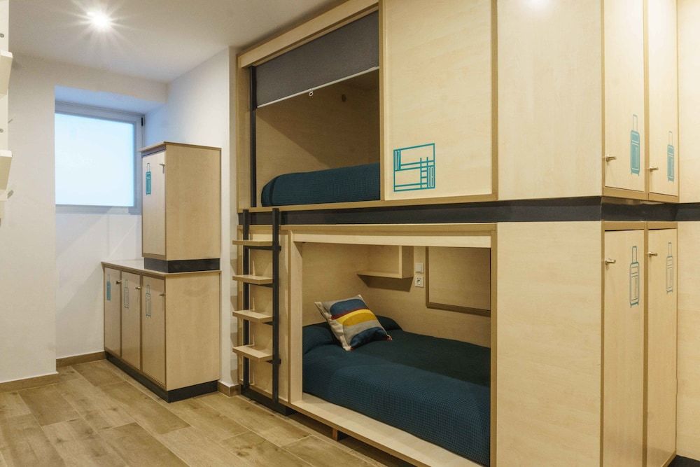 TAKE Hostel Conil Deluxe Shared Dormitory, Mixed Dorm, Shared Bathroom (1 bed in a 10-Bed Dormitory Room) 3