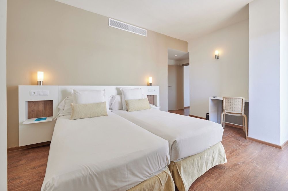 Family Room, Balcony (2 adults+ 1 child)