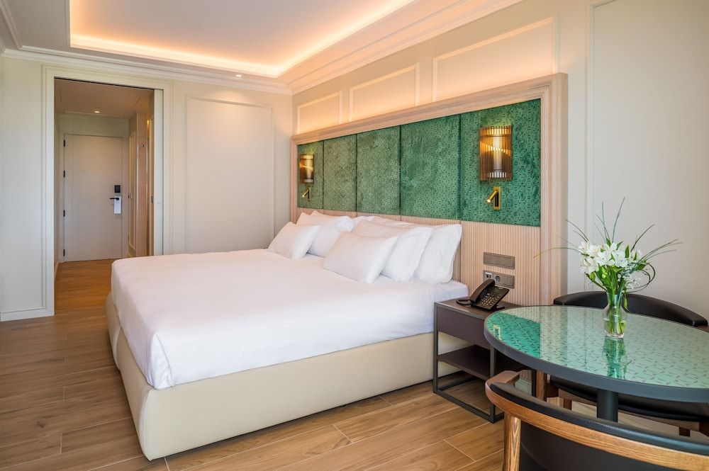Superior Room, Pool View