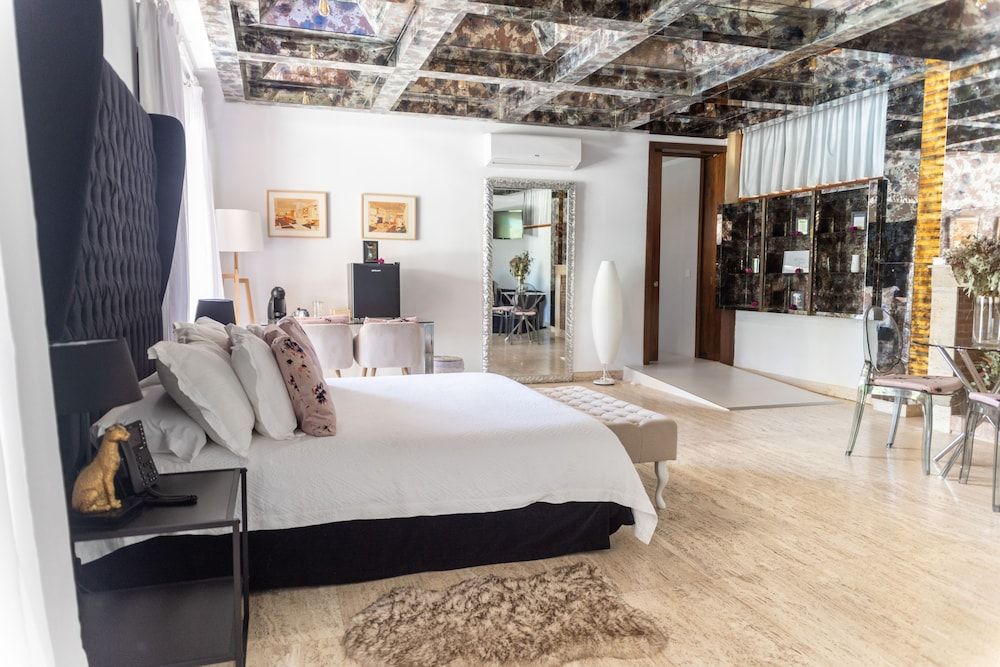 Double Room, Accessible (Misteri)