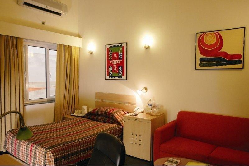 Day Use - Double room - Non-Smoking 8 Hours Between 9:00 and 17:00 (8 hour use only)