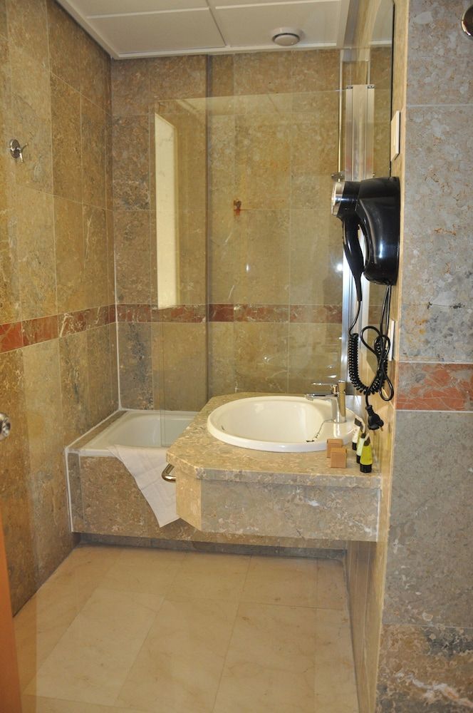 NEO HOTEL Basic Single Room 2