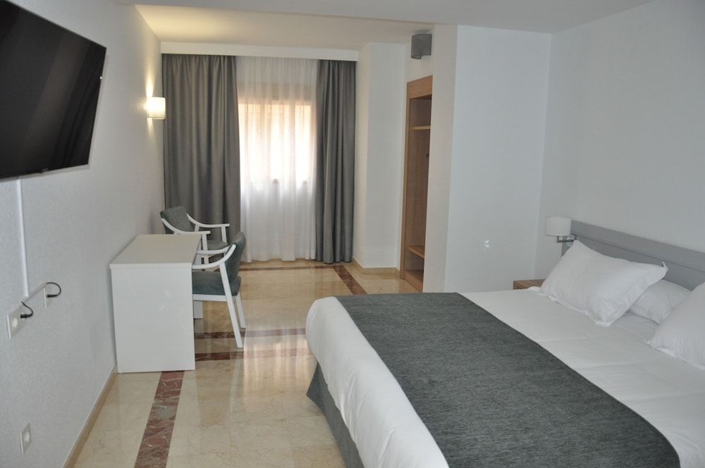 NEO HOTEL Superior Double Room, 1 King Bed 4