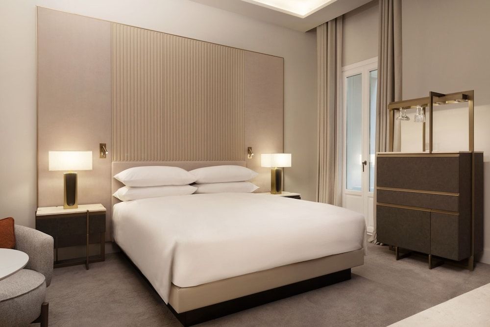 JW Marriott Hotel Madrid Deluxe Room, 1 King Bed, Non Smoking, Courtyard View 4