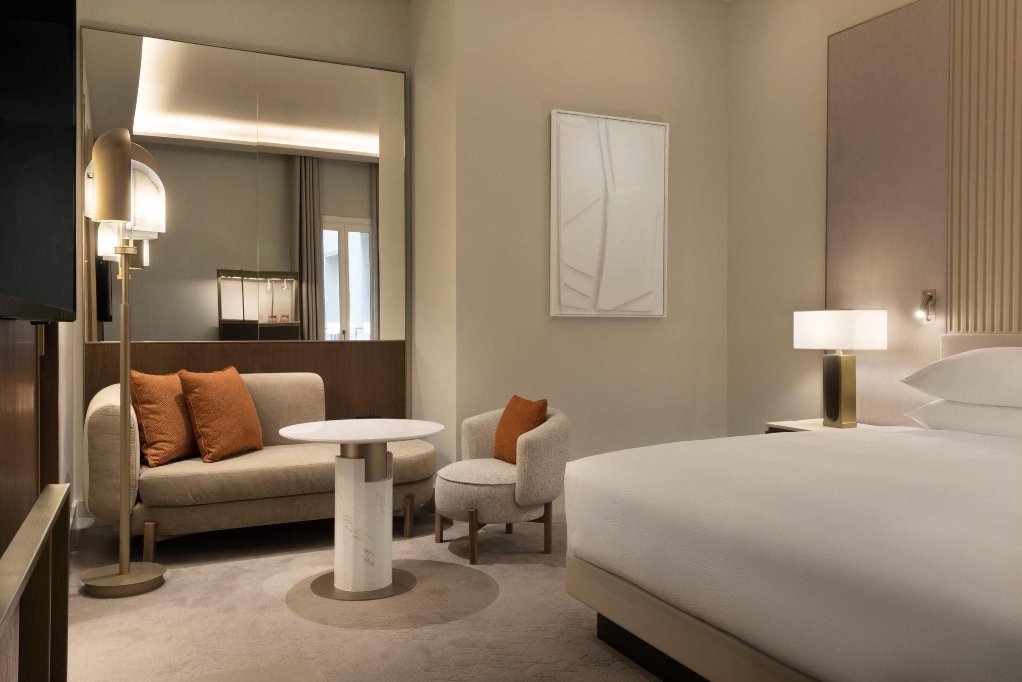 Interior Deluxe, Guest room, 1 King, Courtyard view