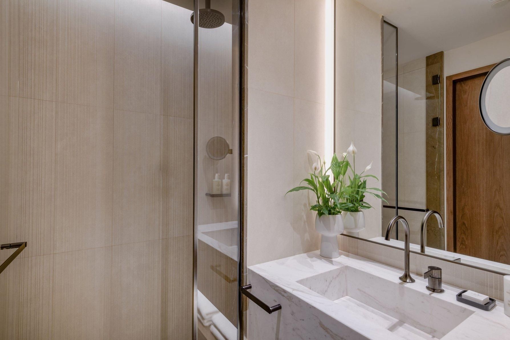 Interior Deluxe, Guest room, 1 King, Courtyard view