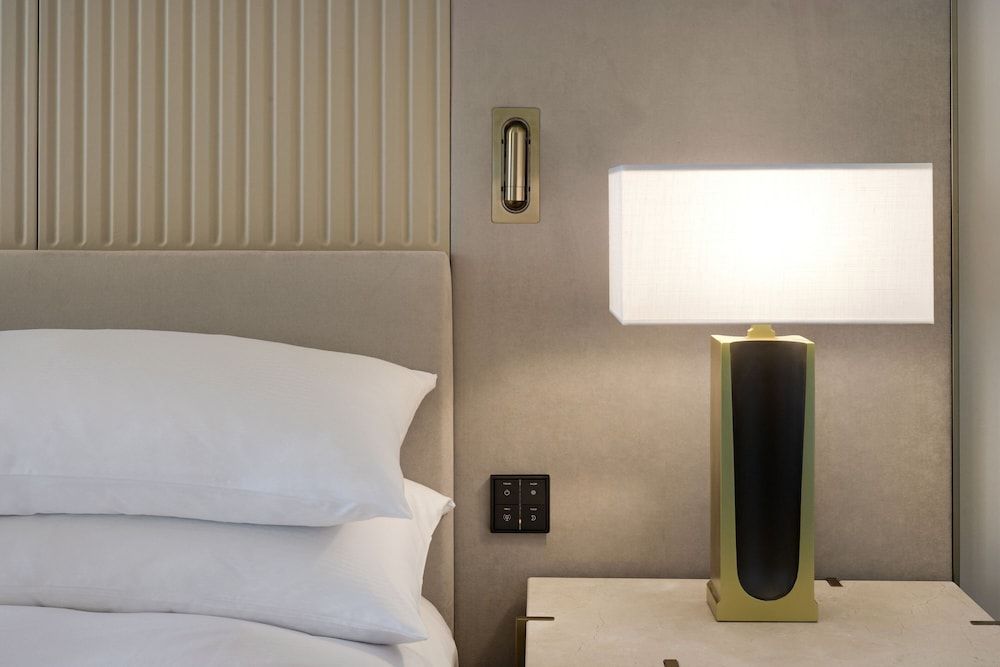 JW Marriott Hotel Madrid Deluxe Room, 1 King Bed, Non Smoking, Courtyard View 6