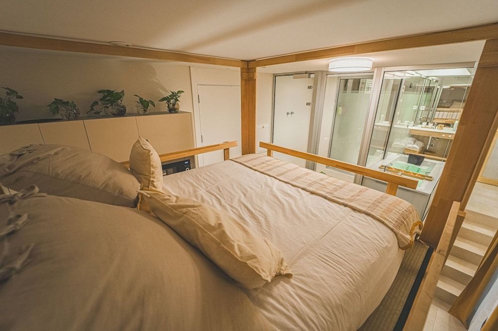 4 Bears Studios Luxury Suite 2