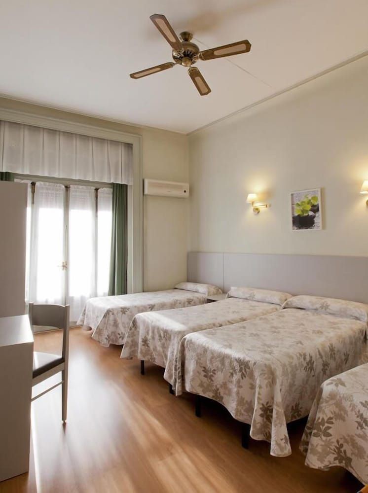 Hostal Andorra Quadruple Room 3