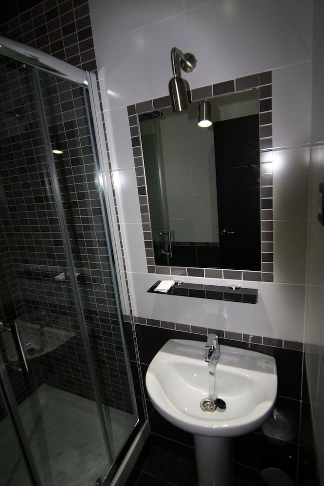 undefined Hostal MH Fuencarral 9