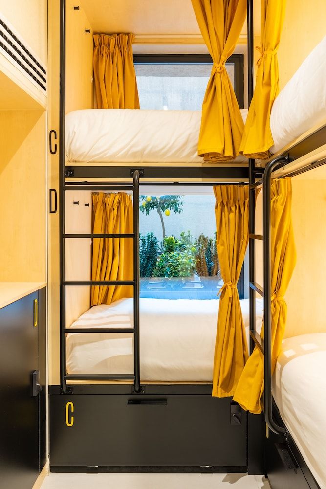 Petit Hostel Palacio Real Private Quadruple Room