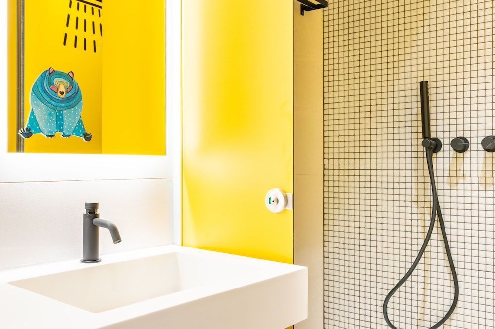 Petit Hostel Palacio Real Private Quadruple Room 8