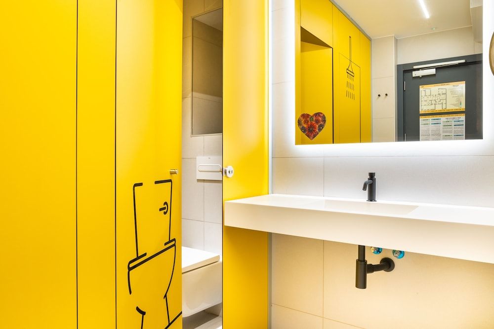 Petit Hostel Palacio Real Private Quadruple Room 6