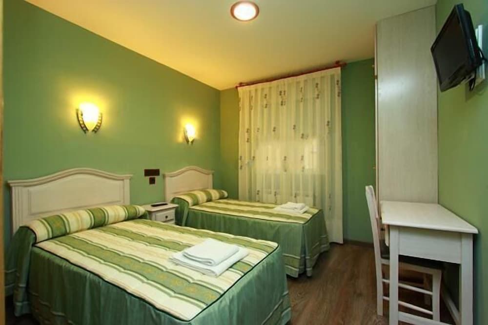 Hostal Regio Quadruple Room 2