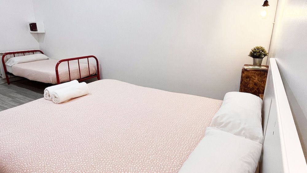 Way Hostel Madrid Triple Room, Private Bathroom 4