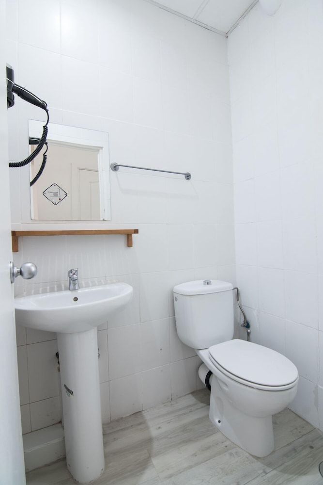 Way Hostel Madrid Triple Room, Private Bathroom 7