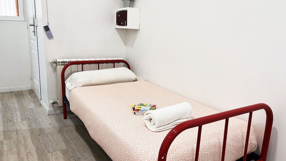 Way Hostel Madrid Triple Room, Private Bathroom 6