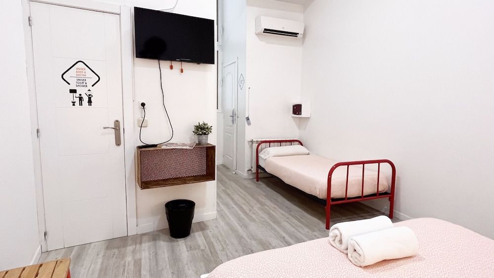 Way Hostel Madrid Triple Room, Private Bathroom 8
