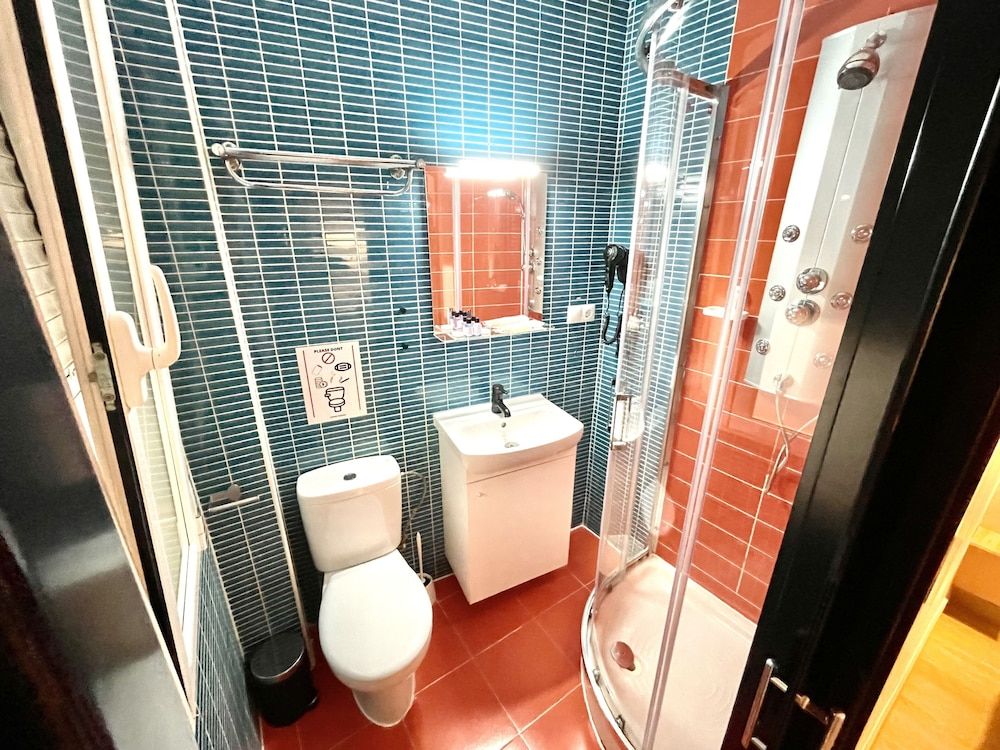 Opera Rooms City Quadruple Room, 2 Double Beds, Private Bathroom, Courtyard View 5