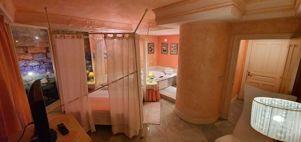 Double Room, Jetted Tub (round bathtub,2 adults)