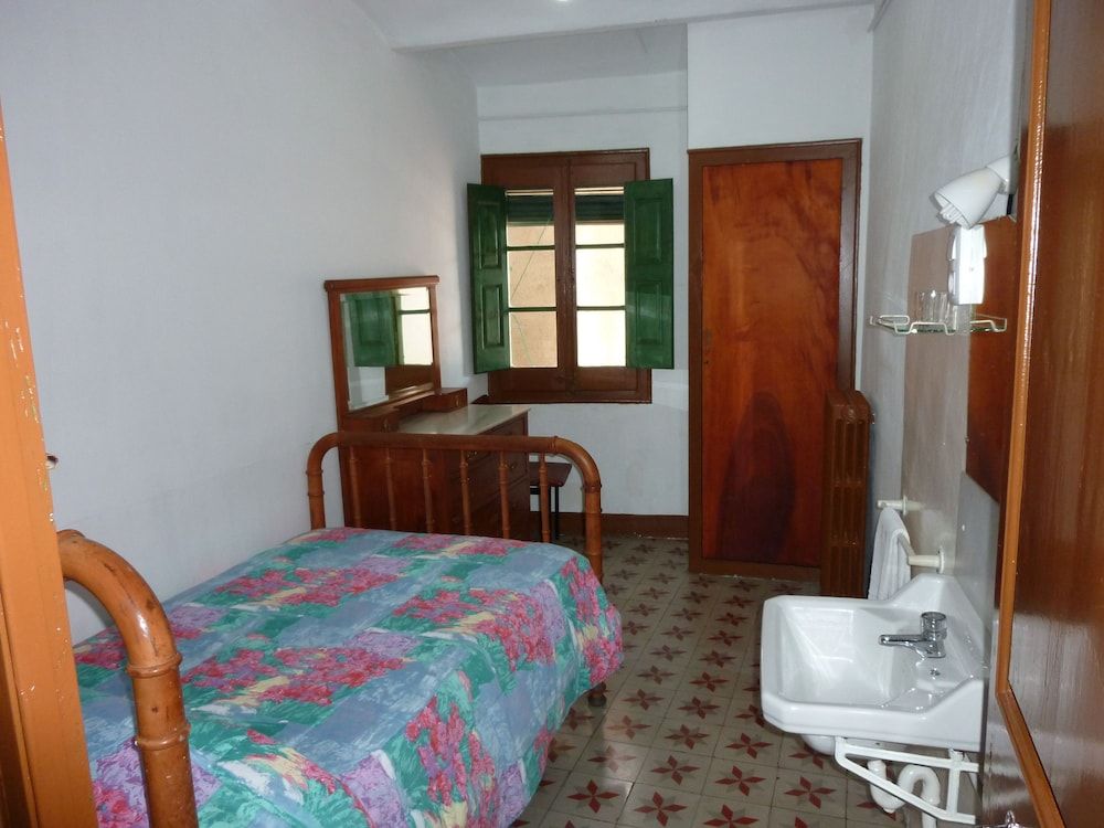 Single Room, Shared Bathroom