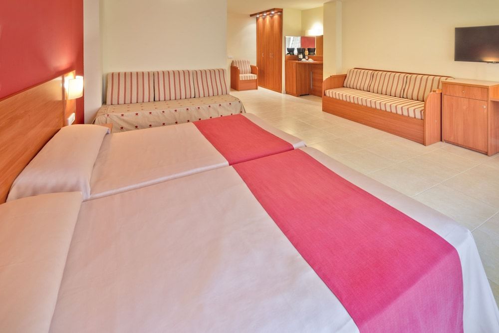 Family room (4 Adults + 1 Child)