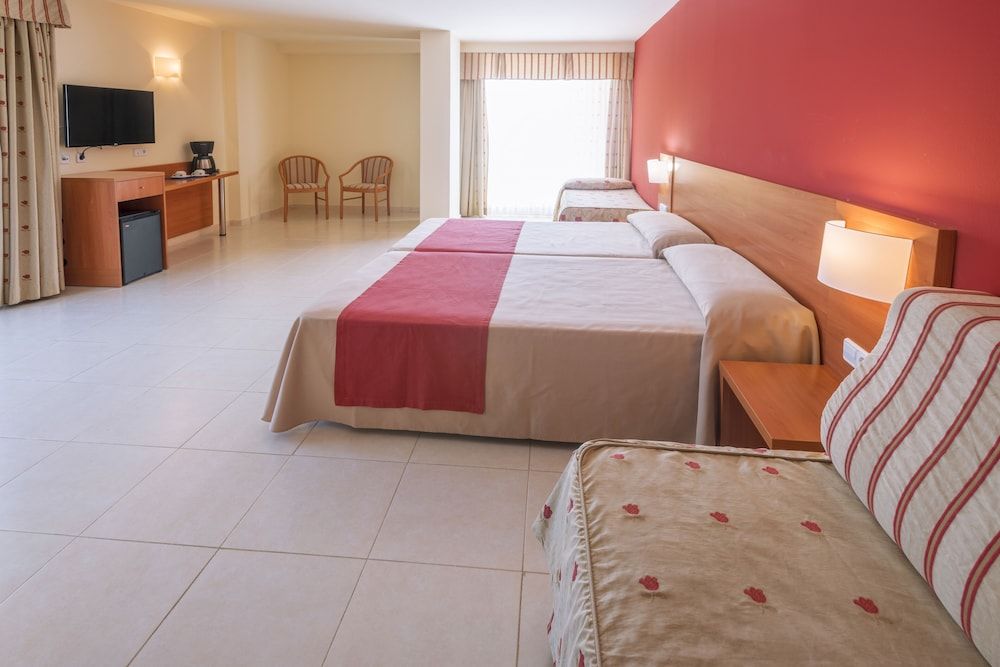 Family room (2 Adults + 2 Children)