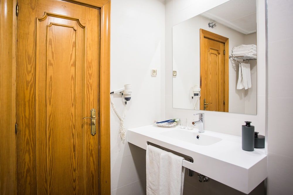 II Virrey Basic Twin Room 2