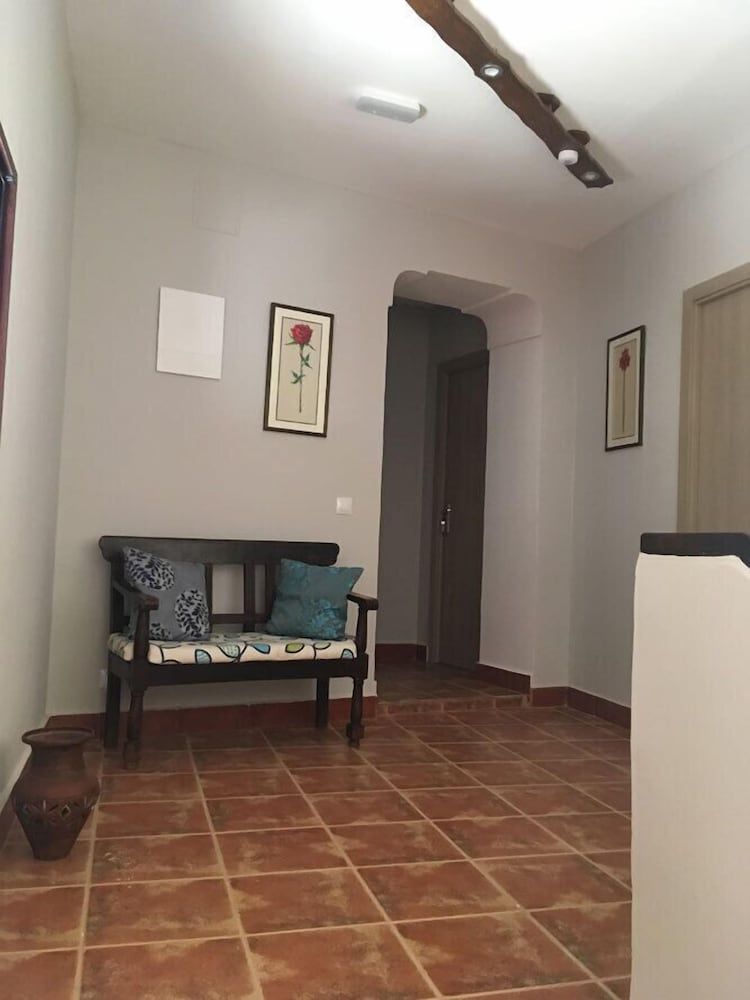 Twin Room, 2 Twin Beds, Shared Bathroom (Violeta)