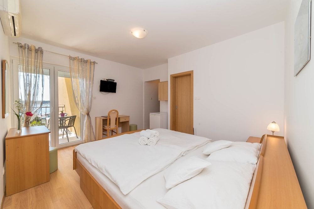 Deluxe Double Room, Garden View (106)