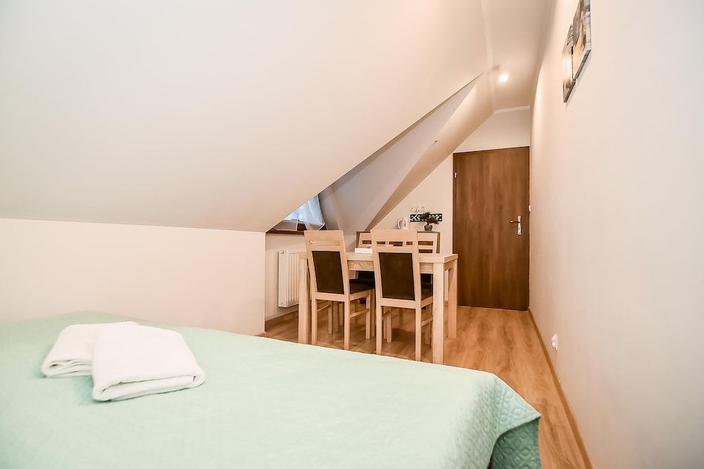 Room, Multiple Beds (6)