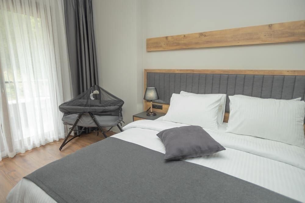 Senior Suite, Lake View