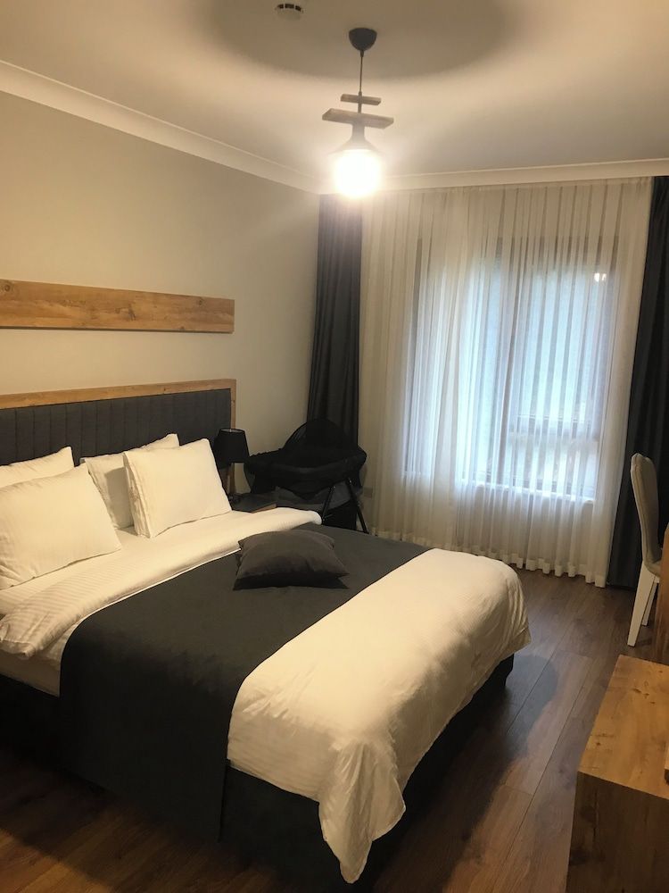 Standard Suite, Lake View