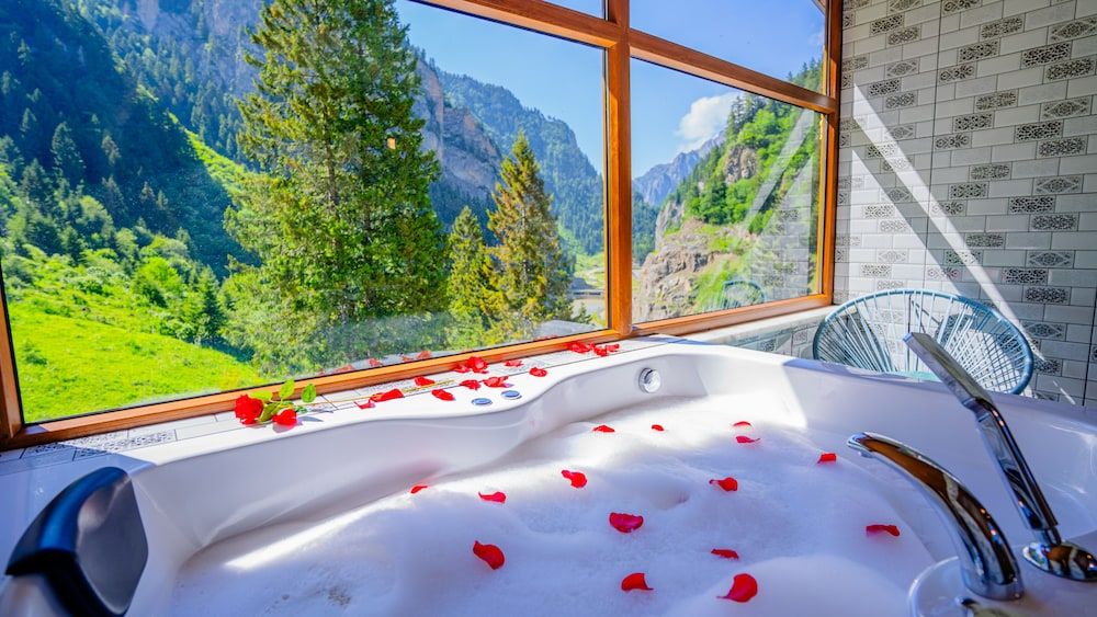 Royal Room, Jetted Tub, Lake View