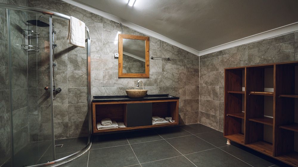 Royal Room, Jetted Tub, Lake View