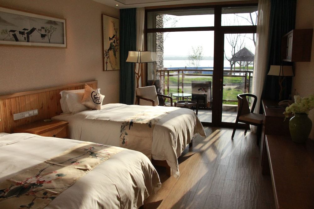 Deluxe Double or Twin Room with Lake View