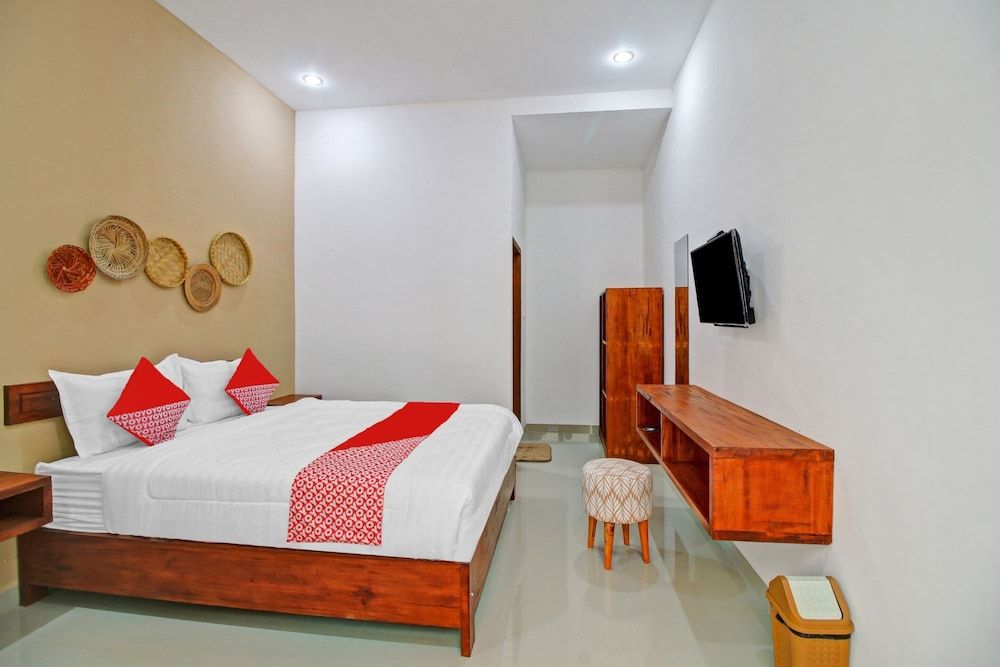 OYO 90820 Madania Guesthouse Syariah Deluxe Double Room 6
