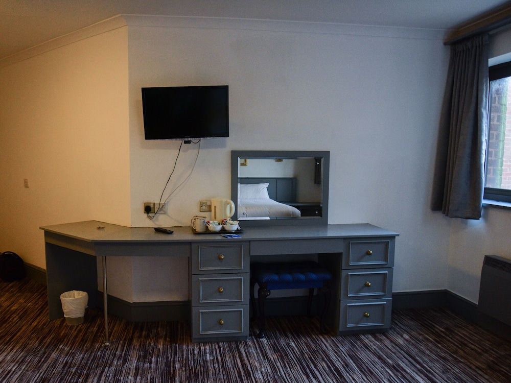 Himley Country Hotel Family Triple Room 3