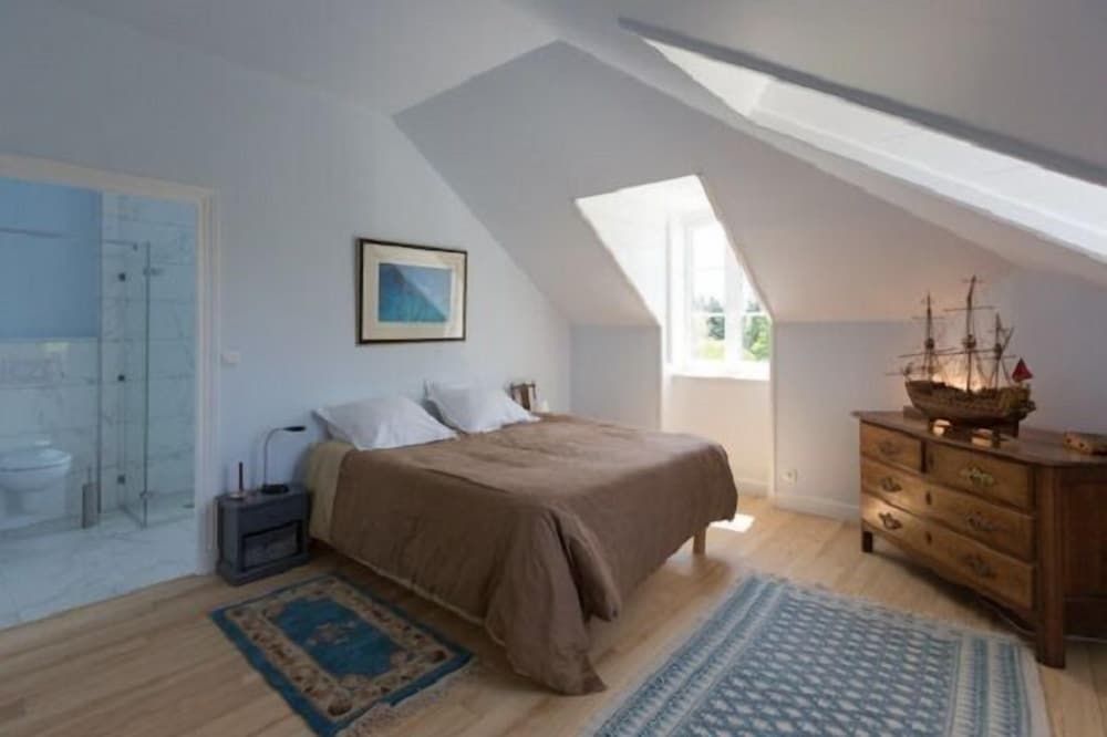 Room (3)