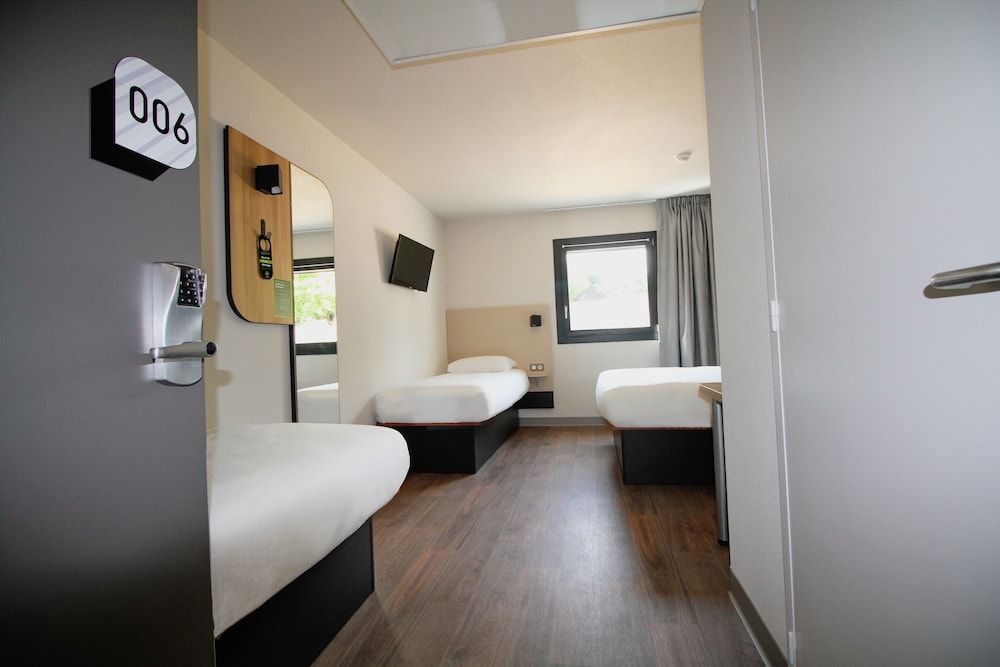 Room (Quadruple)
