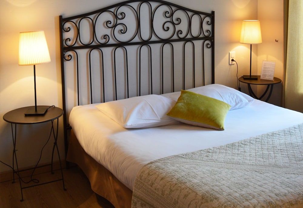 Standard Double Room (8)