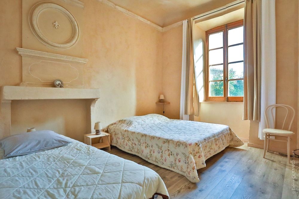 Standard Suite, Shared Bathroom (Chambre Fleur de Lys)