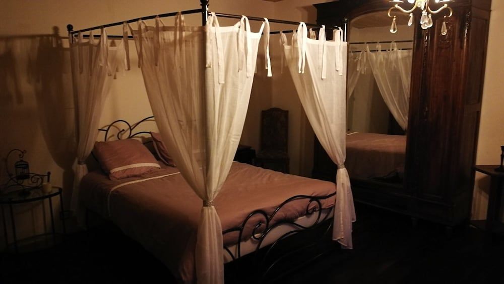 Domaine de Cyrcé Double Room (L’Intrigante) 5