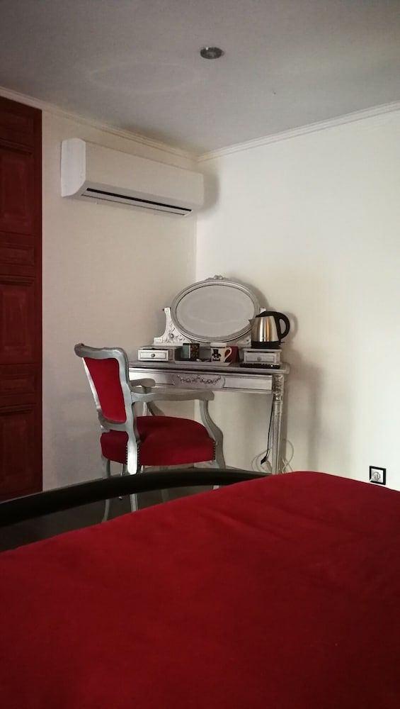 Domaine de Cyrcé Romantic Double Room (La chambre des Délices) 4