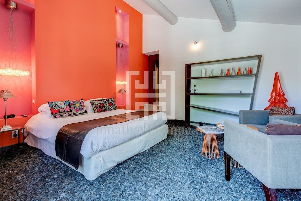 Superior Room (Noir, Violette, Rouge)