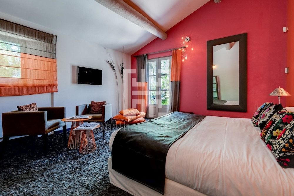 Superior Room (Noir, Violette, Rouge)