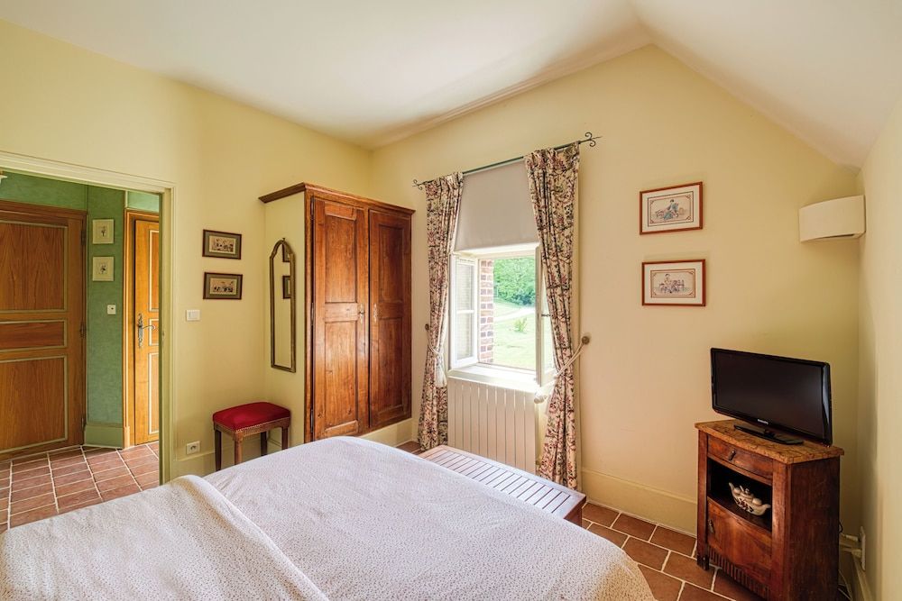 Classic Double Room (Toile de Jouy)